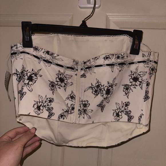 NWT PacSun Beverly and Beck White and Black Floral sleeveless corset crop top M - Picture 9 of 10